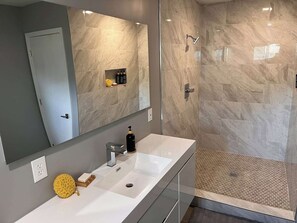 Room - Stylish Comfort Modern Chef Kitchen 4 BR 2 Baths (College Park)