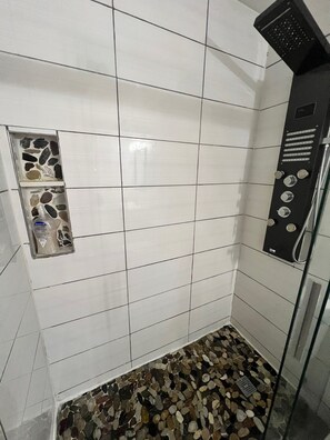 Dusche, Haartrockner, Handtücher, Seife