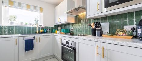 Kühlschrank, Mikrowelle, Ofen, Geschirrspüler