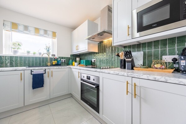 Frigorífico, microondas, horno y lavavajillas