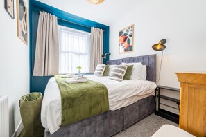 4 bedrooms, iron/ironing board, Internet, bed sheets