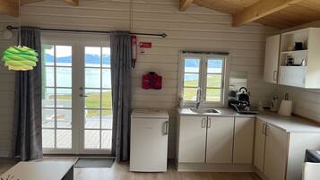Yellow Cabin | Private kitchen | Fridge, stovetop