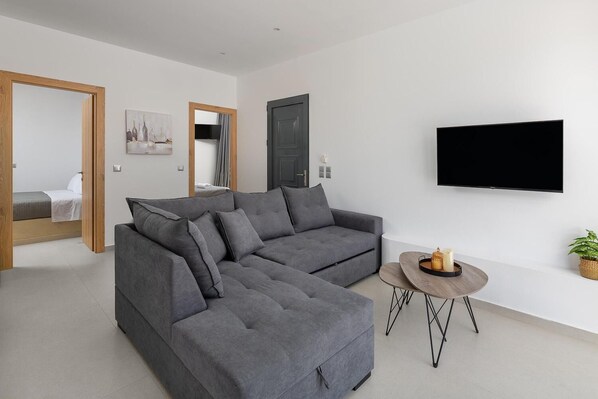 TV - Villa Salty Sun 4 - Two Bedroom Villa, Sleeps 5 (Kremasti)
