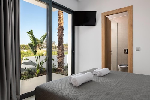 Villa Salty Sun 4 - Two Bedroom Villa, Sleeps 5