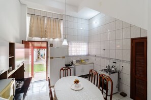 Basic Villa | Private kitchen | Cookware/dishes/utensils
