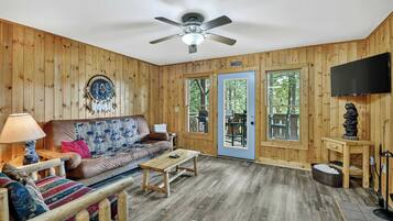 Fernseher, Kamin, Videospiele, Arbeitsbereiche