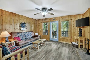 Una televisión, una chimenea, videojuegos, una oficina