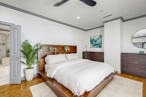 3 Schlafzimmer, Schreibtisch, Bügeleisen/Bügelbrett, Reisekinderbett