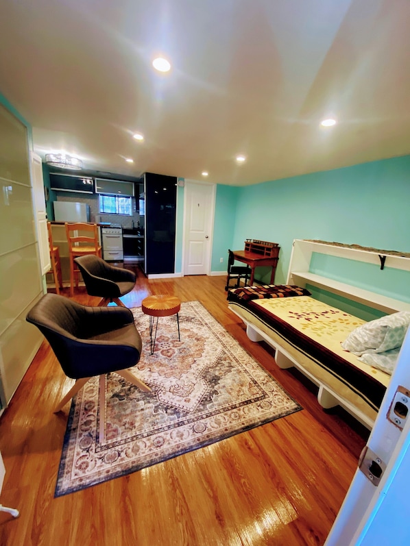 1 bedroom, iron/ironing board, internet, bed sheets