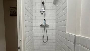 Hårføner, håndklær, såpe og toalettpapir