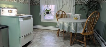 The Dexter Suite. Now with Plants! Vintage-styled 1-bedroom apt near downtown