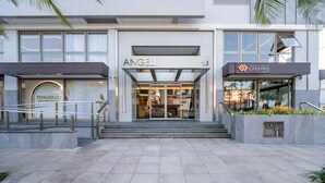 Un edificio moderno con un escaparate con la leyenda 