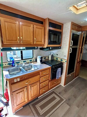 Kylskåp, mikrovågsugn, ugn och spishäll