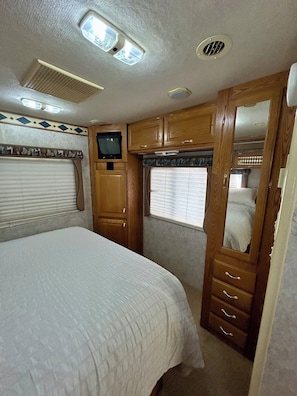 1 bedroom, free WiFi, bed sheets - Class A RV on Tree Streets (Sicamous)