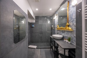 Shower, hair dryer, towels, soap - The Address Loft Joy - Luxury Group Experience (Budapest)