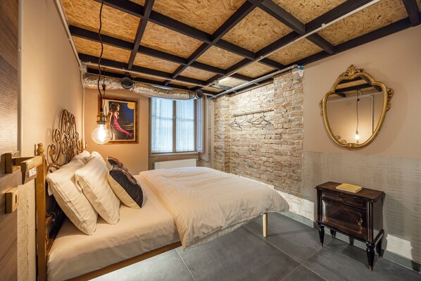 8 bedrooms, iron/ironing board, WiFi, bed sheets