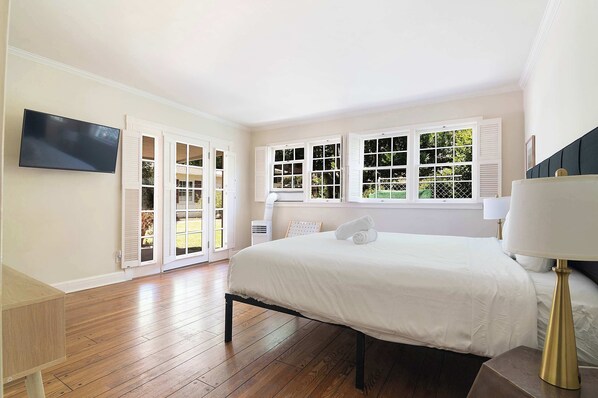 4 bedrooms, iron/ironing board, WiFi, bed sheets