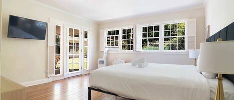 4 habitaciones, tabla de planchar con plancha, wifi y ropa de cama