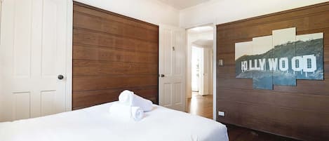 4 bedrooms, iron/ironing board, WiFi, bed sheets
