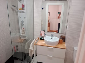 Haartrockner, HandtĂŒcher, Seife, Toilettenpapier
