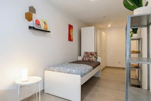 1 bedroom, iron/ironing board, WiFi, bed sheets - Luxury private room near the beach (Setúbal)