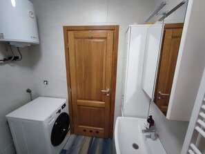 Séchoir à cheveux, serviettes fournies, savon, papier de toilette