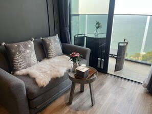Condo, 1 Bedroom, Accessible, Smoking | Living area