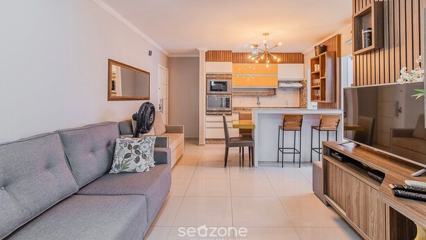 A modern living room with a grey sofa, a coffee table, and a TV stand. - RAL - Apartamentos Cerca de Duna y Praia dos Ingleses (Florianópolis)