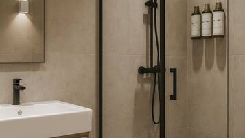 Een haardroger, handdoeken, zeep, shampoo