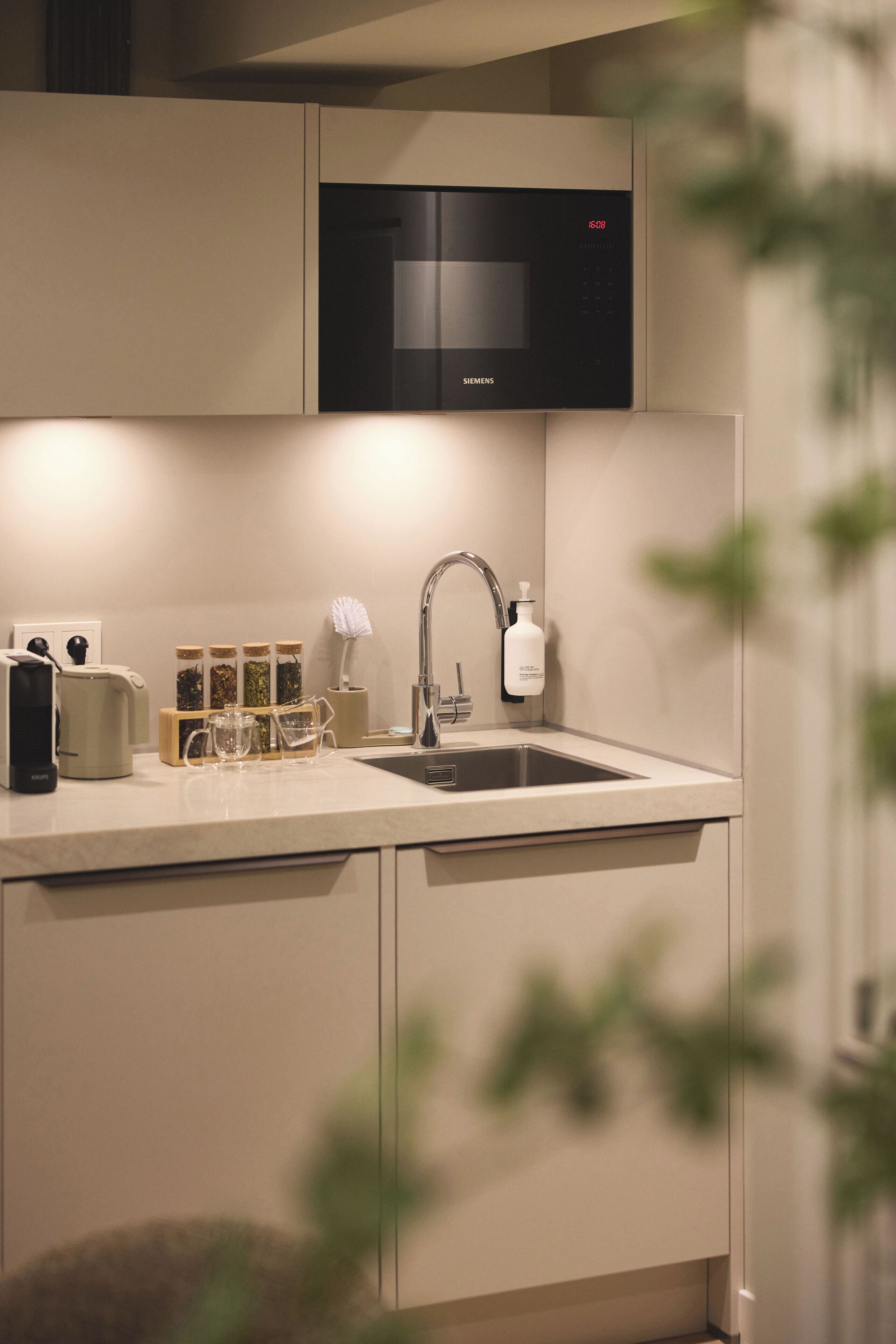 The Deluxe Family Suite | Private kitchen | Coffee/tea maker