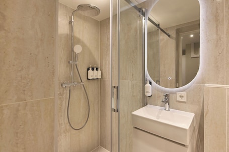 Hair dryer, towels, soap, shampoo. Zenstay Hotel Amsterdam - Zaandam