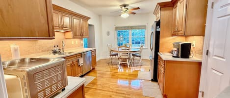 Mikrovågsugn, ugn, spishäll och diskmaskin