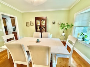 Dining - NEW" Cozy pristine home in Mountainside NJ, Mins to NYC free coffee, Smart Tvs + (Mountainside)