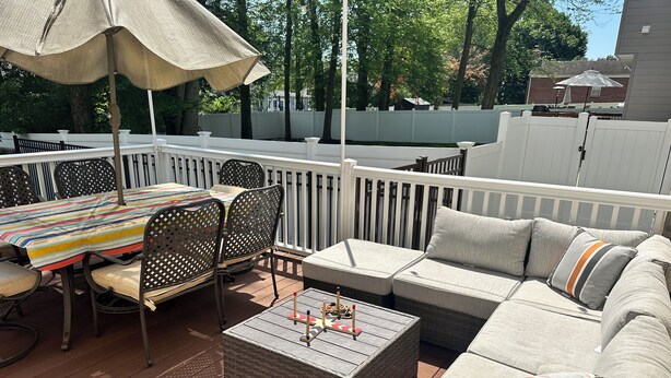 Une terrasse extérieure comprenant une table à manger, des chaises, un canapé et une table basse.