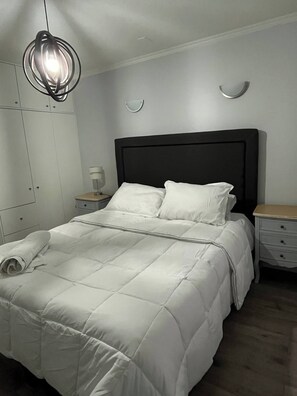 3 slaapkamers, een strijkplank/strijkijzer, internet, beddengoed