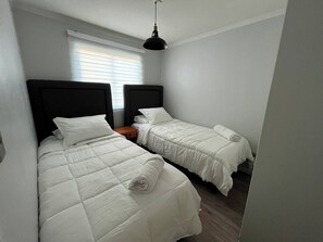 3 slaapkamers, een strijkplank/strijkijzer, internet, beddengoed