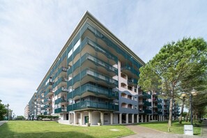Lejlighed - 2 soveværelser - terrasse - udsigt til have | Udendørsområde