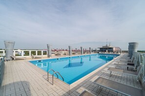 Departamento, 2 habitaciones, Terraza, vista al jardín | Alberca | Alberca al aire libre