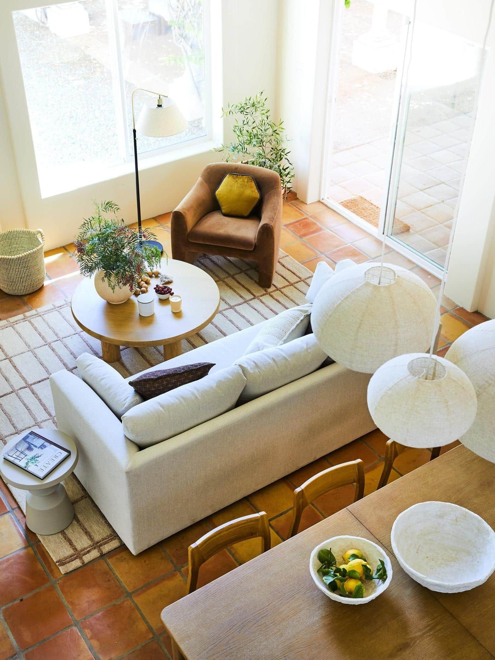 Smart-tv, eldstad, böcker och en stereo