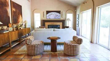 TV connectée, cheminée, livres, chaîne hi-fi