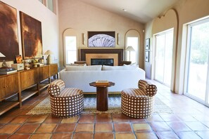 TV connectée, cheminée, livres, chaîne hi-fi