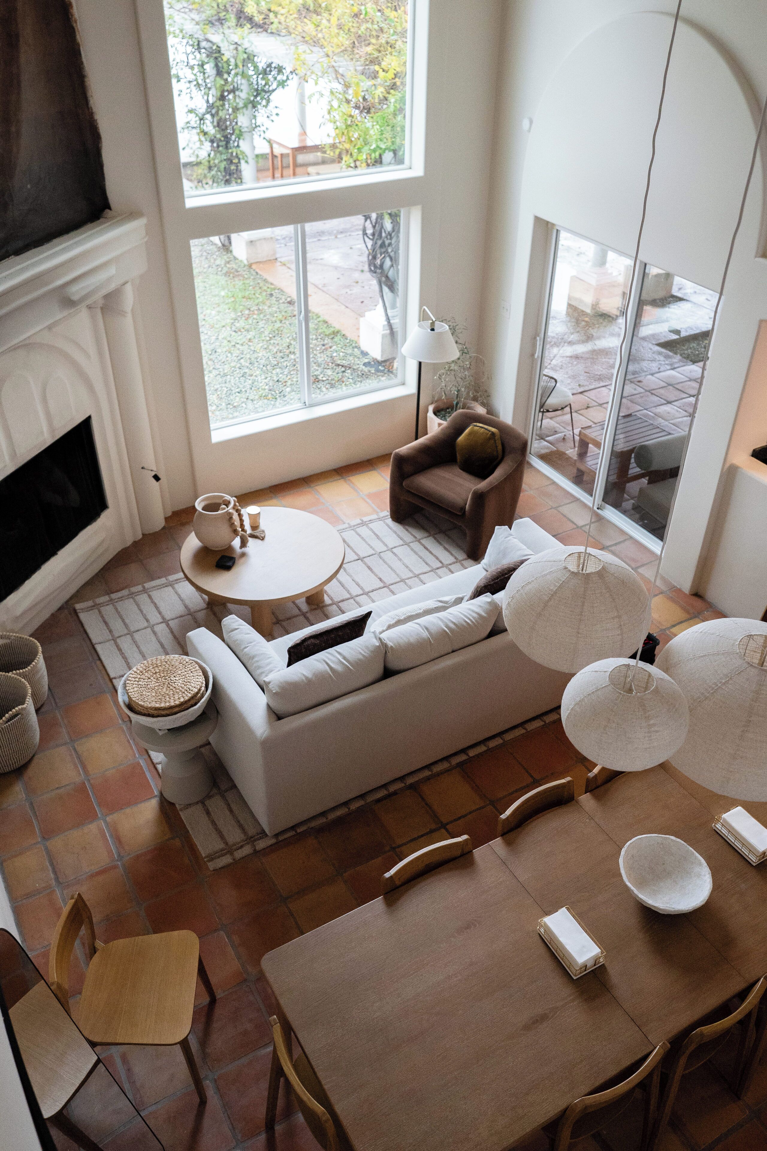 TV connectée, cheminée, livres, chaîne hi-fi