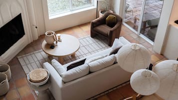 TV connectée, cheminée, livres, chaîne hi-fi
