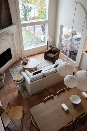 Smart TV, fireplace, books, stereo