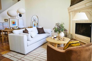 TV connectée, cheminée, livres, chaîne hi-fi