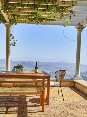 Outdoor dining - Ojai Mountain Ridge Estate, Private Ojai Vineyard Villa (Ventura County)