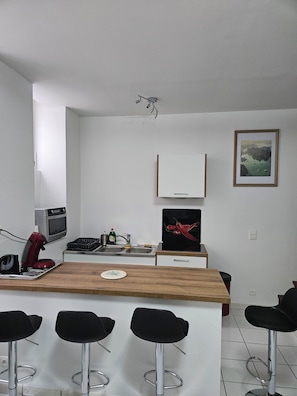 Micro-ondes, four, plaque de cuisson