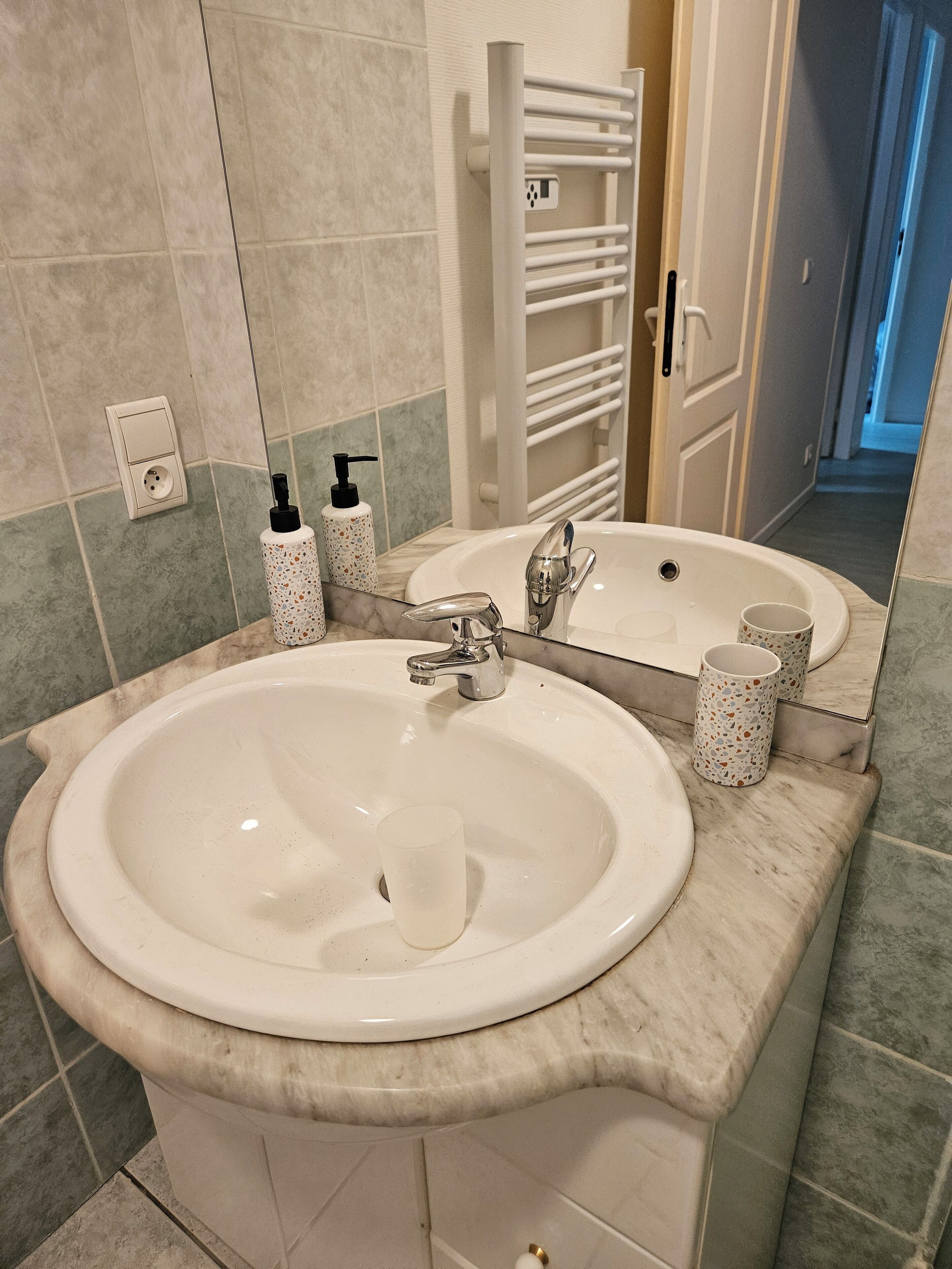 Ducha, secador de pelo, toallas y jabón