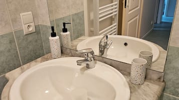 Ducha, secador de pelo, toallas y jabón