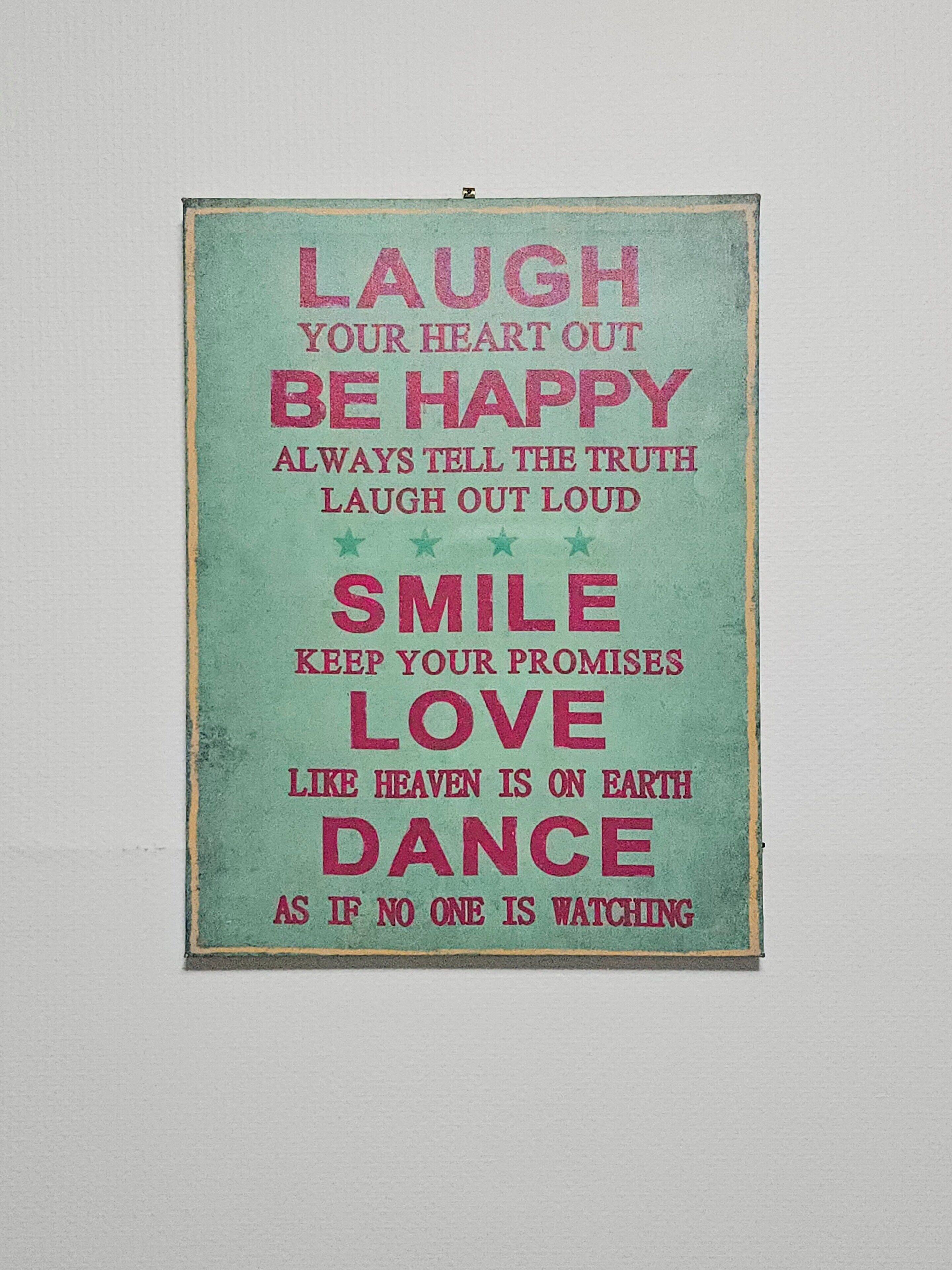 Un cartel motivacional con texto que anima a la positividad y la felicidad.